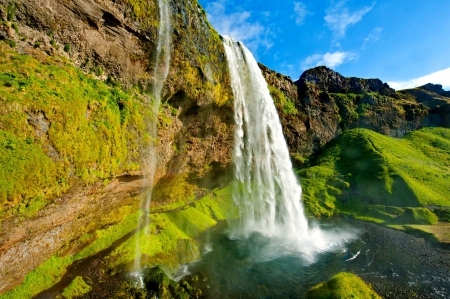 Beautiful waterfall - sky, falling, water, waterfall, lovely, rocks, nature, fall, beautiful, emerald