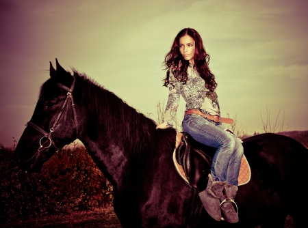 Woman ans horse - girls, woman, autumn, make up, autumn girl, make-up, autumn girls, brunette, brunette portrait, jewelry, sexy, girl, fashion, luxury, horse, portrait, woman ans horse