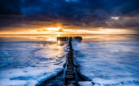 Frozen Horizon - horizon, frozen, winter, sunset, nature, snow, ocean, sky