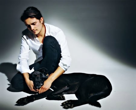 Orlando Bloom - white, black, orlando bloom, actor, male, man, dog