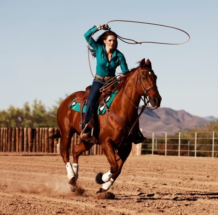 Cowgirl Taryn Hale Roping