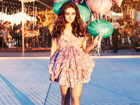 mila kunis - ballon, model, walk, festival