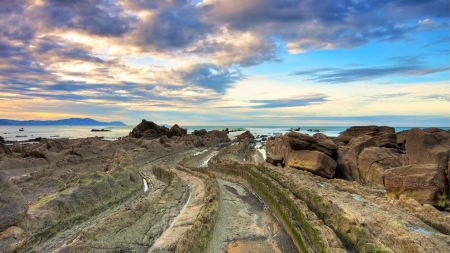 alligator like rocky seashore - shore, cluds, sea, long, rocks