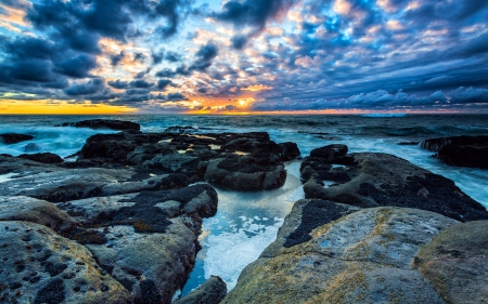 Storm Arrival - rays, sky, ocean, ocean waves, sunset, waves, nature, clouds, splendor, sunrays, sea