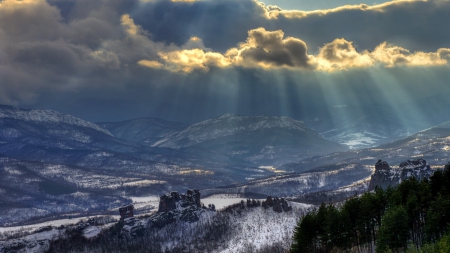 beautiful sunbeams over a winter landscape - sunbeams, valley, clouds, winter, mountains