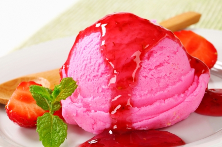 â™¥Ice Creamâ™¥ - ice cream, yummy, dessert, strawberry