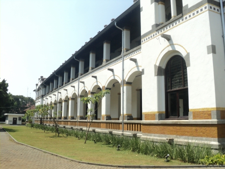 Lawang Sewu Building Semarang - this building is famous because there a lot gost in this place, this building have 1000 dor, lawang sewu building located semarang, semarang region in central java