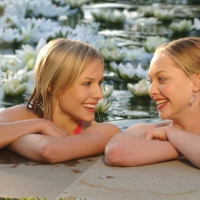 Amanda Seyfried and Kristen Bell