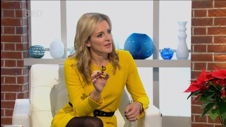 Gabby Logan-Pantyhose leg - tv, hot, yellow, babe