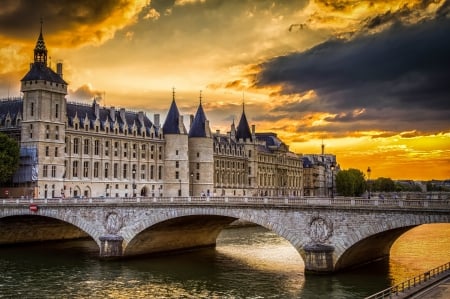 Paris, Conciergerie - sky, building, popular, paris, wallpaper, sunset, cityscapes, france, clouds, river, city, architecture, seine, palce, bridge, bridges