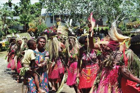 Women of Papua New Guinea - national costume, housing, women, papua new guinea