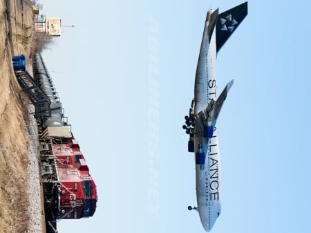 Boeing 747 - 422 - train, landing, boeing 747, overhead