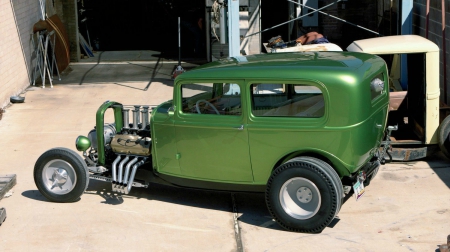 1932-Ford-Sedan - classic, ford, green, hotrod