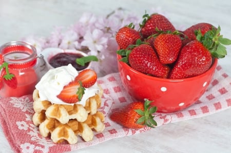 ♥Strawberry♥ - cream, strawberry, breakfast, yummy, waffers