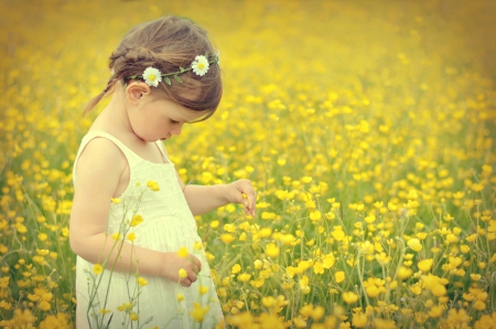 * - girl, outdoor nature, wreath, flowers, daisies