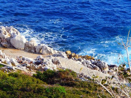 	le long du CAP FERRAT - wave, cliff