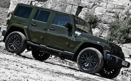 JEEP WRANGLER CLUMBING AT THE MOUNTAINS