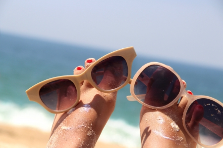 Smilies Summer - glasses, summer, legs, fingers, pedicures, sand