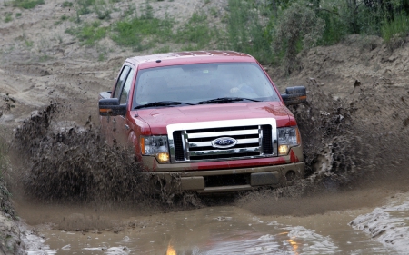 FORD DRIVING DEEP IN THE MUD - sema show, pictures trucks mud, sport truck, wallpapers up