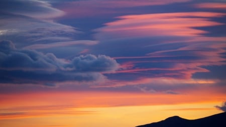 The Evening Cloud - sky, cloud, evening, yellow, mountain, sunset