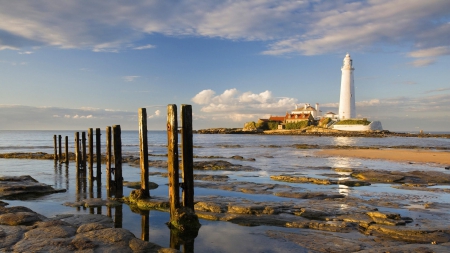 beautiful tyne bay lighthouse in england - sky, lighthouse, pillars, island, bay