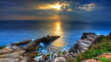 Coastline Sunset - clouds, beautiful, sunbeams, sun reflection, ocean, seashore, stunning, sunset, sky, rocks