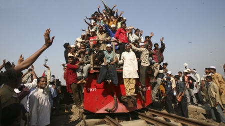 Over loaded train - over, train, loaded, people