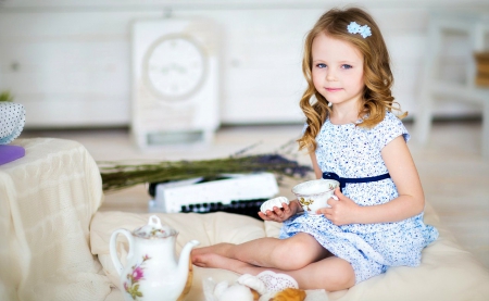 â™¥ - love, girl, adorable, tea, child, cup, pretty, hand, sweet, tea time, flowers