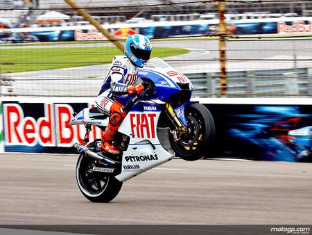 lorenzo-wheelie-09 - lorenzo, sports, auto racing, motogp, yamaha