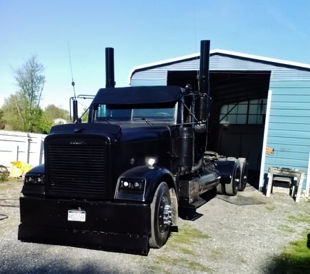 Black Out 1999 Freightliner - truck, big rig, semi, freighterliner