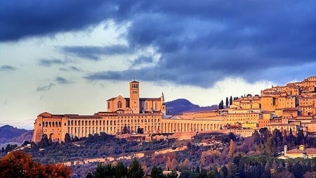 Assisi_Italy - Anfiteatro Flavio, hills, monument, town, Basilica of Assisi, medieval, view, old, landscapes, houses, sky, castle, ruins, clouds, trees, architecture, Italia, village, river, ancient, Italy, panorama, Assisi, italy, building, antique