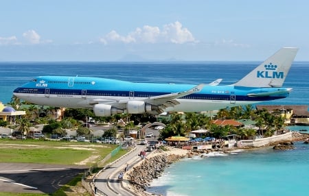 Boeing 747 - plane, amazing, landing, sea