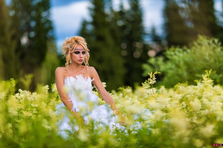 Bride - in nature, romantic day, blonde, beauty, outdoor, brinde