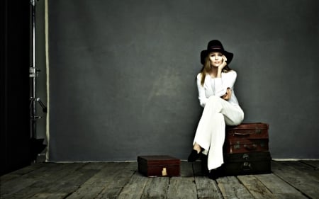 Uma Thurman - hat, wood, Uma Thurman, girl, actress, cowgirl, white, costume, woman, suitcase