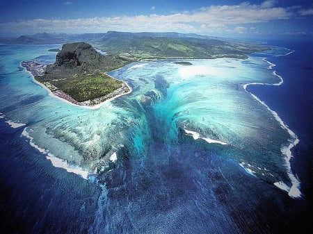 The Underwater Watefall - splendor, amazing, waterfall, sea