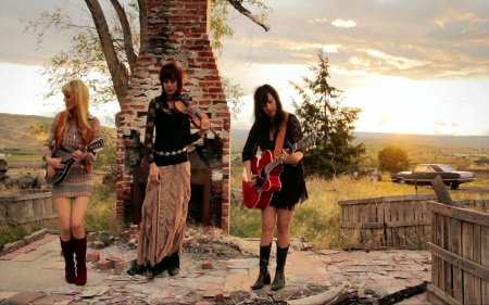 Calico On Stage - famous, girls, women, style, fun, guitar, westerns, female, music, cowgirls, boots, outdoors, ranch