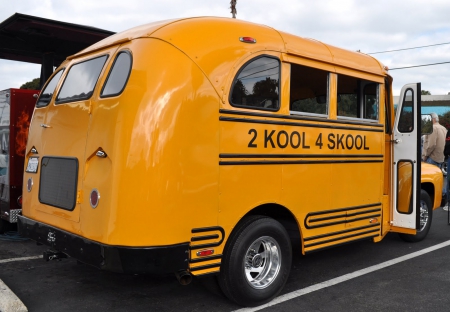 2 Kool for Skool - bus, skool, chrome rims, yellow bus