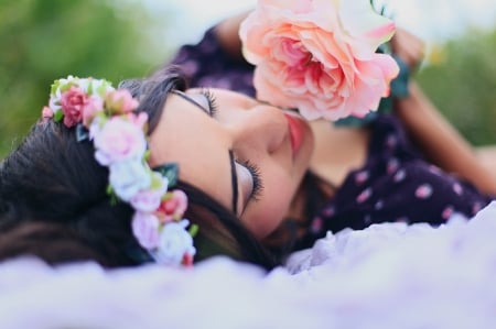 The queen of flowers - dreamer, the queen, wreath, person, beauty, brunette, flower