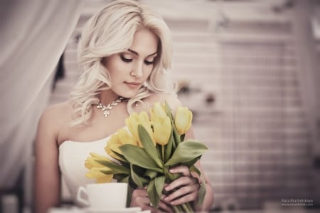 Beauty Bride - beauty, special day, yellow tulips, bouquet, sweet moment, bride, wedding day, blonde