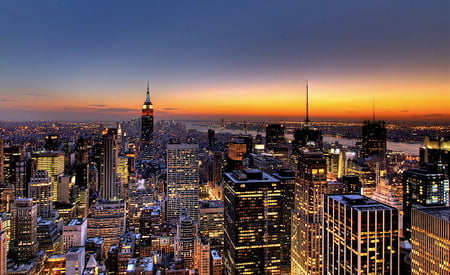 NEW YORK SKYLINE AT SUNSET