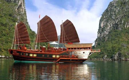 Red Dragon Cruise in Ha Long Bay, Vietnam - Vietnam, Bay, Boats, Cruise