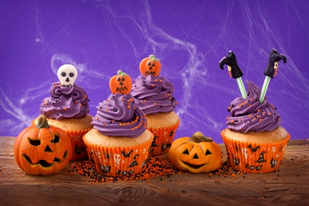 HALLOWEEN TREAT - halloween, cream, cupcake, treat, pumpkin