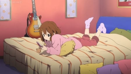 BedRoom - pretty, anime, handphone, female, yui hirasawa, yui, k-on, short hair, guitar, bed, pillow, nice, hirasawa, hirasawa yui, anime girl, laying, mobile, kon, beautiful, girl, beauty, lovely, brown hair, bedroom, sweet, k on, phone, lay