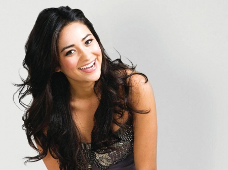 Shay Mitchell - shay mitchell, pretty little liars, 2014, actress, shay, wallpaper, model, mitchell, beautiful