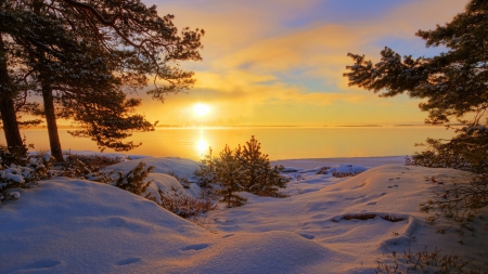 Winter sunrise - winter, beautiful, snow, sea, sunshine, sunrise, morning, glow, river, nature, rays, cold, frost, lake, sky