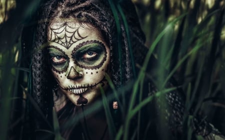 Better don't move! - spider, tattoo, girl, grass, skull, web, black, make-up, green, woman, model, halloween, face