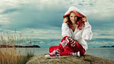 Woman - makeup - woman, sports tracksuit, sea, makeup