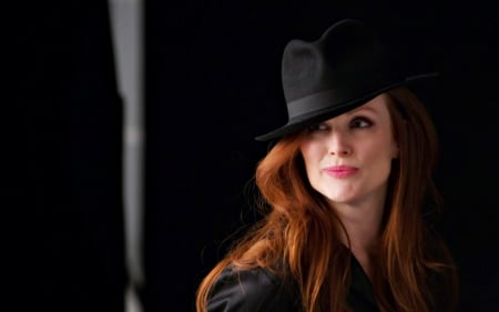 Julianne Moore - black, hat, actress, julianne moore, woman, redhead