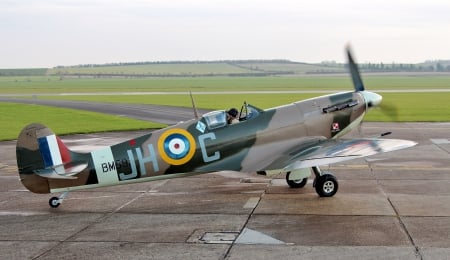 Supermarine SPitfire - spitfire, war, ww2, supermarine, fighter, raf