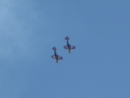 red bull matadors - hill, display, matadors, red bull, bull, red, biggin, aerobatic